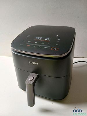 une friteuse à air chaud noire posée sur un plan de travail