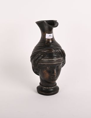 Cruche en bronze à décor de visage stylisé dans le goût de l…