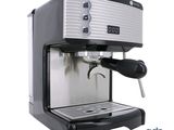 une image représentant une machine à café noire et argentée sur fond blanc