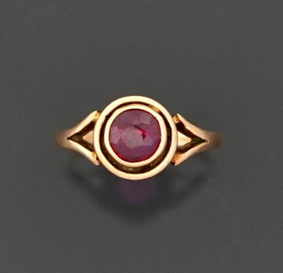 Bague en or jaune 18K 750 millièmes ornée d'une pierre rouge…