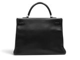 un sac à main en cuir noir sur fond blanc
