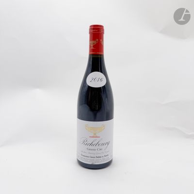une bouteille de vin posée sur une table