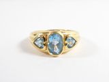 Gros plan sur une bague en or ornée d'une topaze bleue
