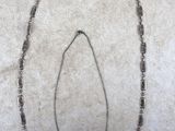 une image représentant un dessin d'un collier sur lequel figure une larme