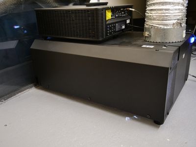 une photo montrant une pile d'appareils électroniques posés sur une table