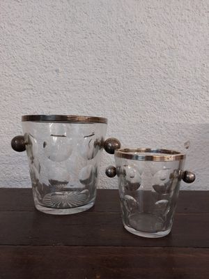 deux verres posés l'un à côté de l'autre sur une table