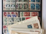 plusieurs types de timbres différents sur une table