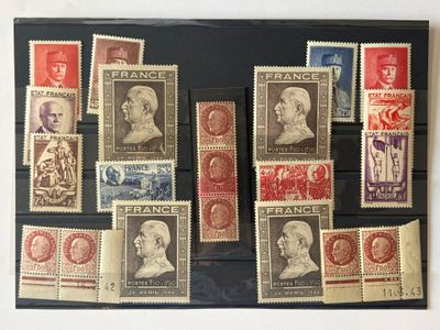 Plusieurs timbres provenant de différents pays sont exposés dans un cadre noir.