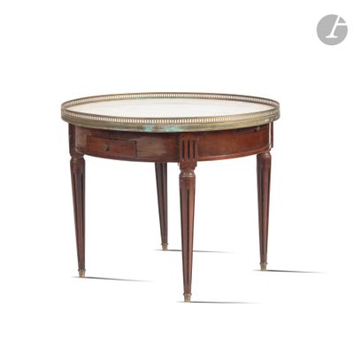 une table ronde avec un plateau en marbre et des pieds en bois