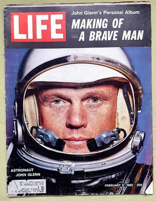 la couverture du magazine Life présentant l'album personnel de l'astronaute John Glenn