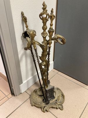 une statue représentant un bouquet de fleurs posée par terre