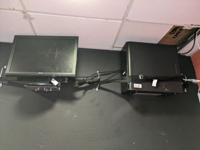 un ordinateur portable et un écran posés sur un bureau