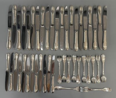 beaucoup de cuillères et de couteaux en argent sur la table