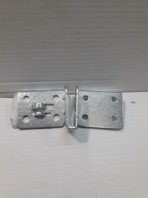 un gros plan sur une paire de loquets métalliques posés sur une surface blanche