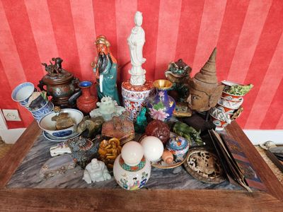 une table sur laquelle se trouvent de nombreux objets différents