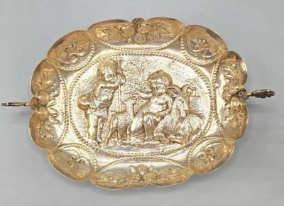 assiette en or représentant un homme et une femme à cheval