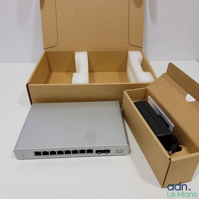 une boîte contenant un ordinateur portable et une boîte contenant une souris