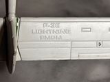 un gros plan d'un luminaire blanc fixé au mur