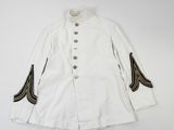 une veste blanche à rayures noires et à boutons sur les manches