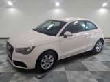la photo d'une voiture blanche garée dans un garage
