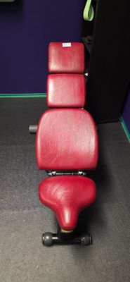 une chaise rouge qui se trouve au milieu d'une pièce