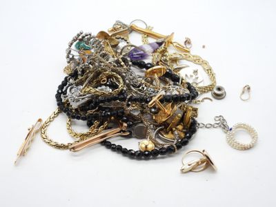 une pile de bijoux assortis sur une surface blanche
