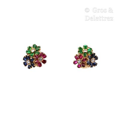 une paire de boucles d'oreilles multicolores sur fond blanc