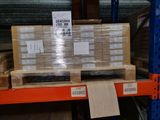 une grande pile de boîtes sur une palette dans un entrepôt