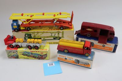 quatre camions miniatures placés les uns à côté des autres