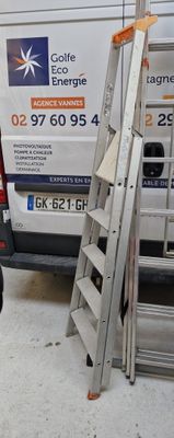 une échelle appuyée contre l'arrière d'une camionnette