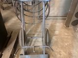 une photo d'un chariot auquel est fixé un tuyau