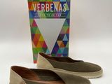 une paire de chaussures pour femme avec une boîte sur le côté