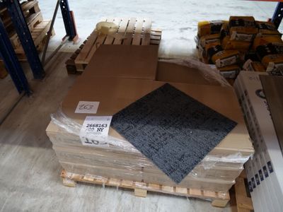 une grande pile de boîtes sur une palette dans un entrepôt
