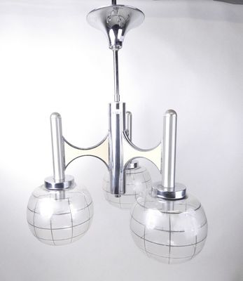 deux lampes suspendues au plafond de la pièce