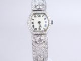 Image d'une montre-bracelet de femme ornée de diamants