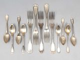 beaucoup de cuillères et de fourchettes en argent sur la table