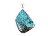 un grand pendentif en pierre turquoise, muni d'une bélière en argent