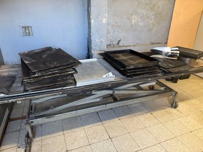 une table sur laquelle sont posés de nombreux plateaux