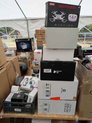Plusieurs cartons contenant du matériel électronique sont empilés les uns sur les autres