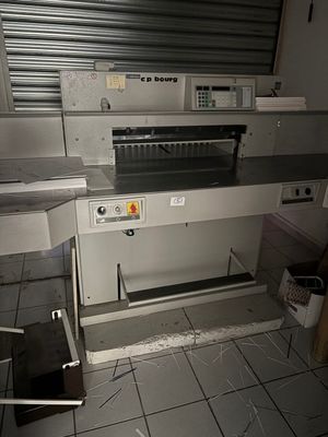 une machine placée au milieu d'une pièce