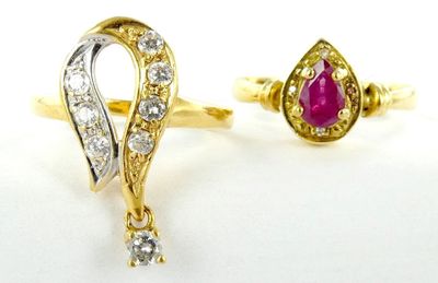 deux bagues en or serties de diamants et d'un rubis au centre