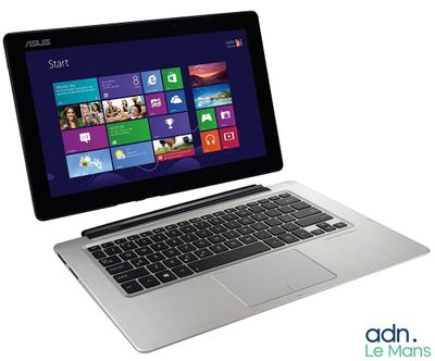 l'image d'un ordinateur portable posé sur une surface blanche