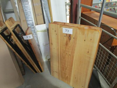 plusieurs pièces de bois sont empilées dans une pièce