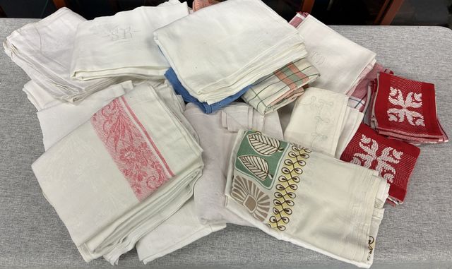 Une caisse de linge de maison : draps, nappes serviettes. Vendu e