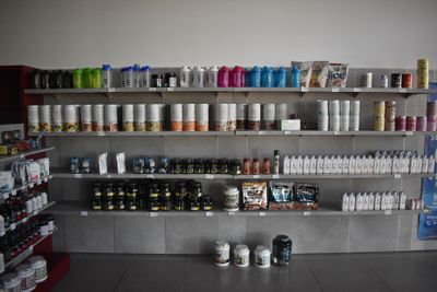 de nombreuses bouteilles et canettes sur les rayons du magasin