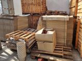 une pile de cartons sur une palette dans un entrepôt