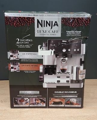 La boîte de la machine à café est posée sur la table.