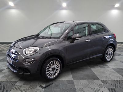 Le SUV Fiat gris est garé dans une grande pièce.