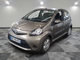 une photo d'une Toyota Aygo dans un showroom