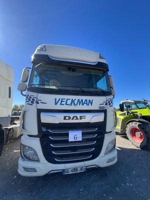 un camion garé à côté d'un tracteur